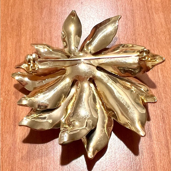 Poinsettia Brooch / Pin, Cream Color Swirled Enamel Gold Tone Christmas, Holiday - Picture 7 of 9